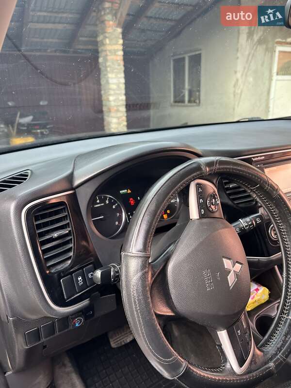 Позашляховик / Кросовер Mitsubishi Outlander 2014 в Шумську