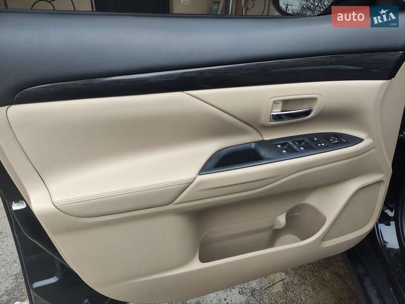 Внедорожник / Кроссовер Mitsubishi Outlander 2018 в Корсуне-Шевченковском