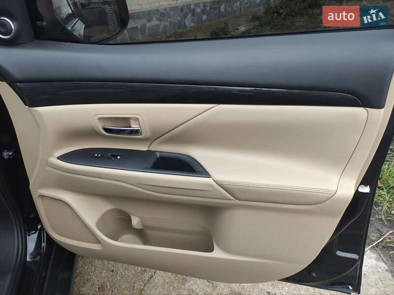 Внедорожник / Кроссовер Mitsubishi Outlander 2018 в Корсуне-Шевченковском