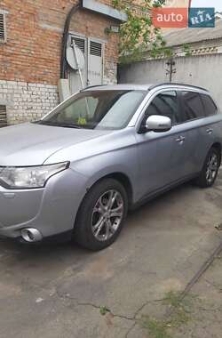 Позашляховик / Кросовер Mitsubishi Outlander 2013 в Києві