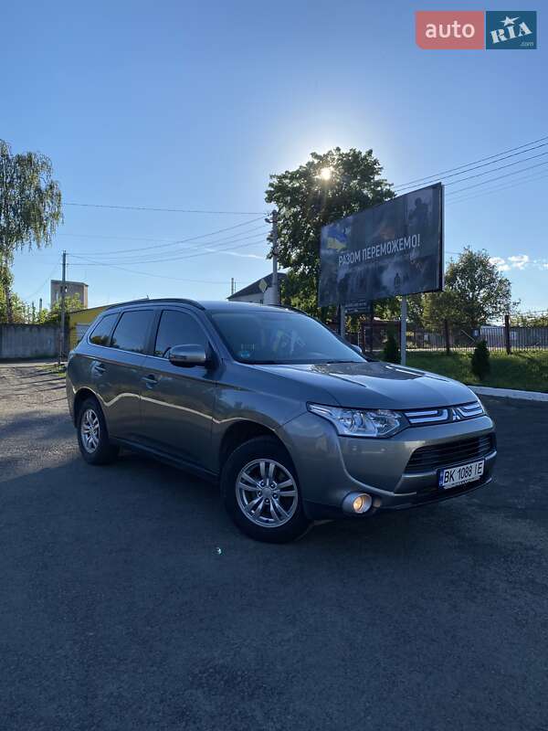 Внедорожник / Кроссовер Mitsubishi Outlander 2012 в Владимирце