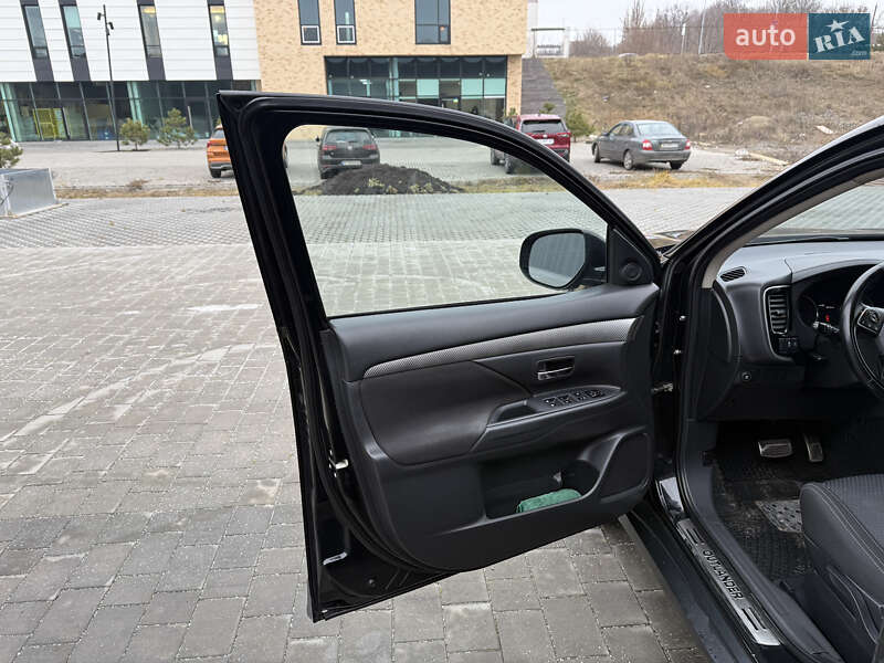 Позашляховик / Кросовер Mitsubishi Outlander 2016 в Хмельницькому