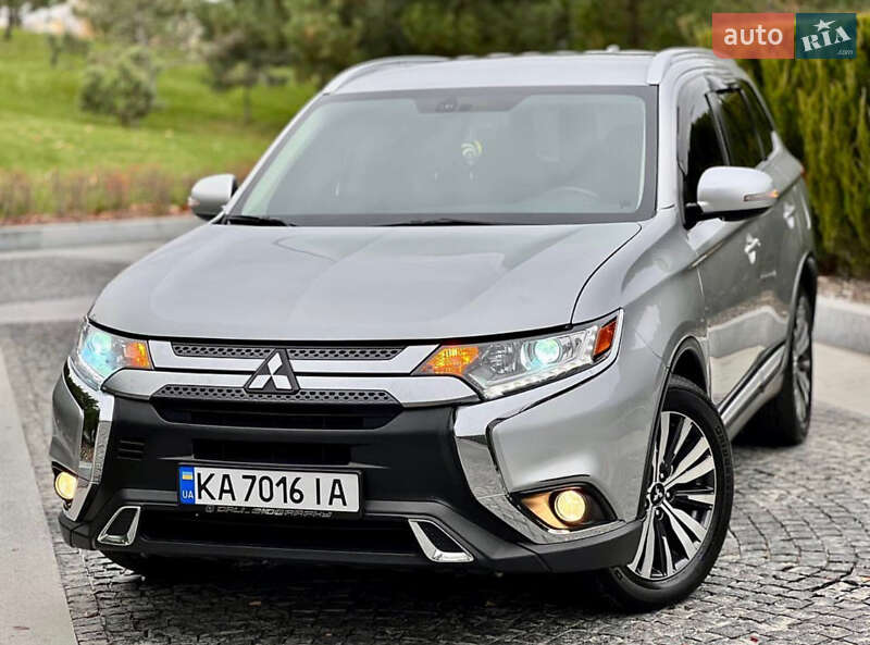 Внедорожник / Кроссовер Mitsubishi Outlander 2019 в 