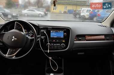 Внедорожник / Кроссовер Mitsubishi Outlander 2014 в 
