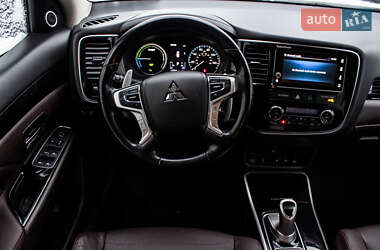 Внедорожник / Кроссовер Mitsubishi Outlander 2017 в 