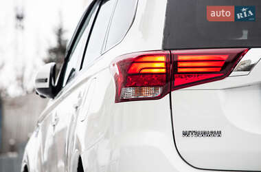 Внедорожник / Кроссовер Mitsubishi Outlander 2017 в 