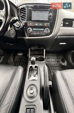 Внедорожник / Кроссовер Mitsubishi Outlander 2015 в 