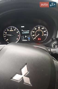 Внедорожник / Кроссовер Mitsubishi Outlander 2016 в Харькове
