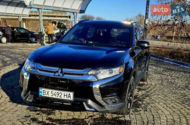 Позашляховик / Кросовер Mitsubishi Outlander 2018 в 