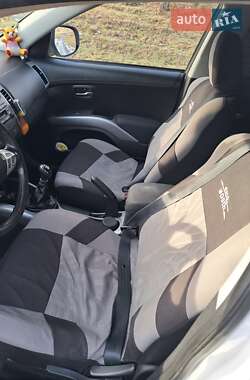 Внедорожник / Кроссовер Mitsubishi Outlander 2010 в 