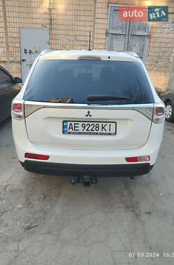 Внедорожник / Кроссовер Mitsubishi Outlander 2013 в 