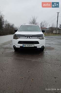 Внедорожник / Кроссовер Mitsubishi Outlander 2013 в 