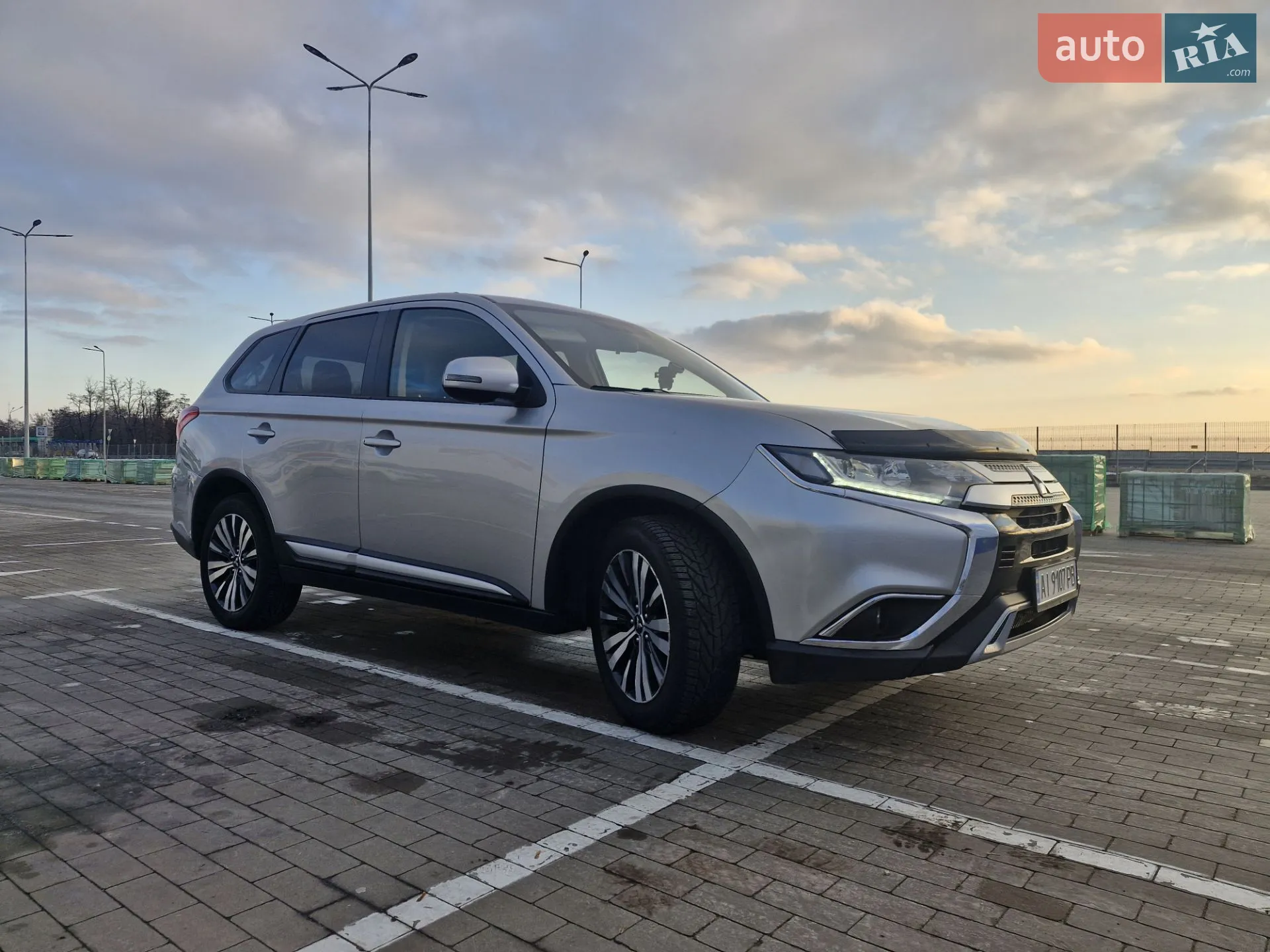 2019 Mitsubishi Outlander - фото 1