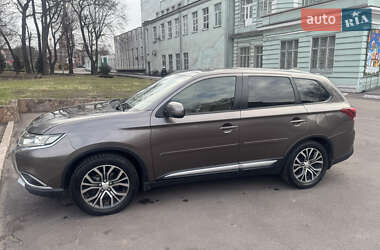 Внедорожник / Кроссовер Mitsubishi Outlander 2016 в Каменском