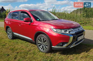 Внедорожник / Кроссовер Mitsubishi Outlander 2020 в 