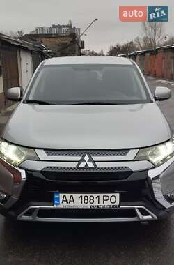 Внедорожник / Кроссовер Mitsubishi Outlander 2019 в 