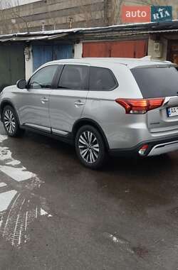 Позашляховик / Кросовер Mitsubishi Outlander 2019 в Києві