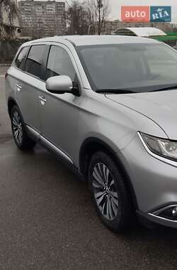 Внедорожник / Кроссовер Mitsubishi Outlander 2019 в 