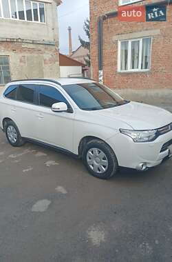 Внедорожник / Кроссовер Mitsubishi Outlander 2013 в 