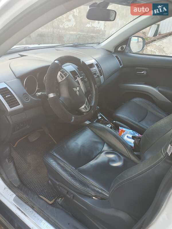 Внедорожник / Кроссовер Mitsubishi Outlander 2010 в Братском