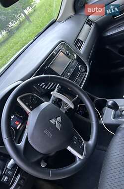 Внедорожник / Кроссовер Mitsubishi Outlander 2015 в 