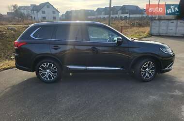 Внедорожник / Кроссовер Mitsubishi Outlander 2016 в 