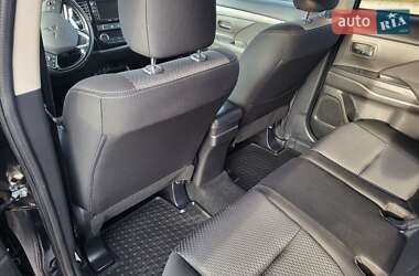 Внедорожник / Кроссовер Mitsubishi Outlander 2016 в 