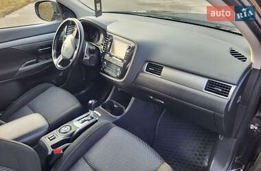 Внедорожник / Кроссовер Mitsubishi Outlander 2016 в 