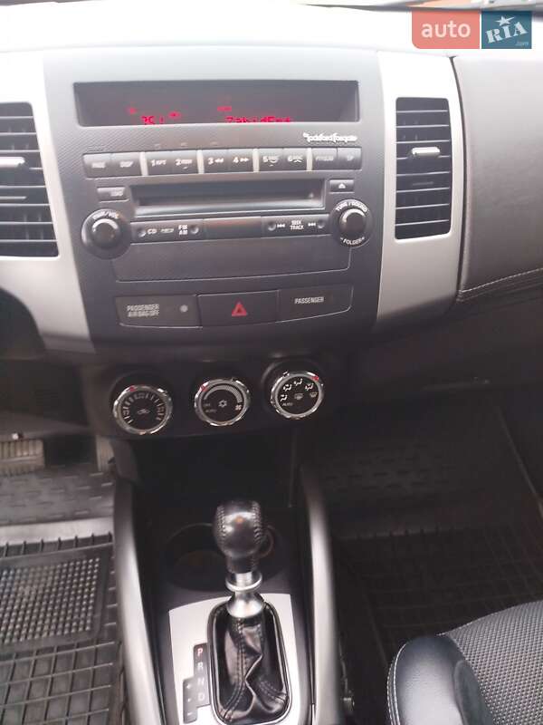 Внедорожник / Кроссовер Mitsubishi Outlander 2011 в Иршаве