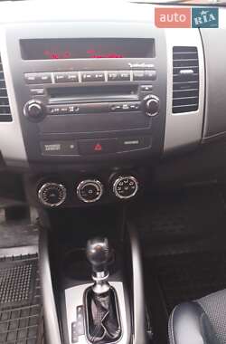 Внедорожник / Кроссовер Mitsubishi Outlander 2011 в 