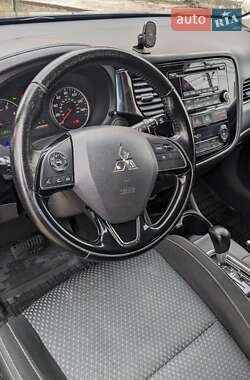 Внедорожник / Кроссовер Mitsubishi Outlander 2016 в 