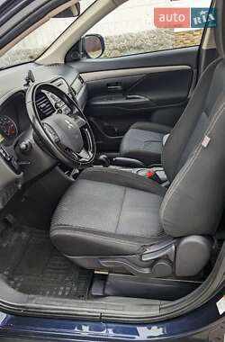 Внедорожник / Кроссовер Mitsubishi Outlander 2016 в 