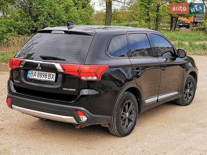 Внедорожник / Кроссовер Mitsubishi Outlander 2017 в Кропивницком
