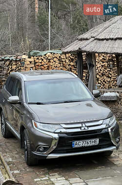 Позашляховик / Кросовер Mitsubishi Outlander 2017 в 