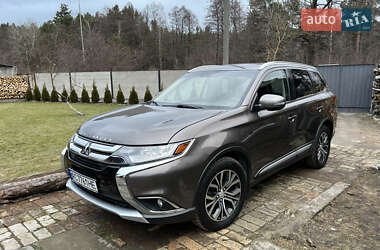 Позашляховик / Кросовер Mitsubishi Outlander 2017 в 