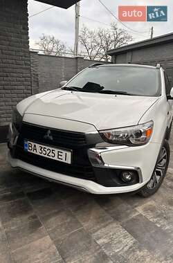 Внедорожник / Кроссовер Mitsubishi Outlander 2017 в 