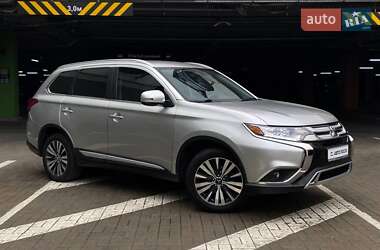 Позашляховик / Кросовер Mitsubishi Outlander 2020 в Києві