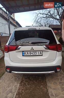 Внедорожник / Кроссовер Mitsubishi Outlander 2016 в 