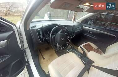 Внедорожник / Кроссовер Mitsubishi Outlander 2016 в 