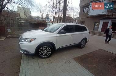 Внедорожник / Кроссовер Mitsubishi Outlander 2016 в 