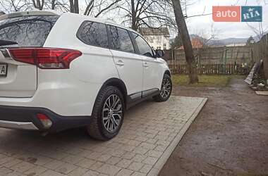 Внедорожник / Кроссовер Mitsubishi Outlander 2016 в 
