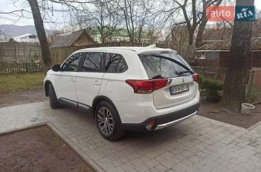 Внедорожник / Кроссовер Mitsubishi Outlander 2016 в 