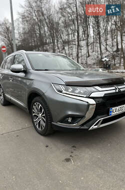 Позашляховик / Кросовер Mitsubishi Outlander 2017 в Києві