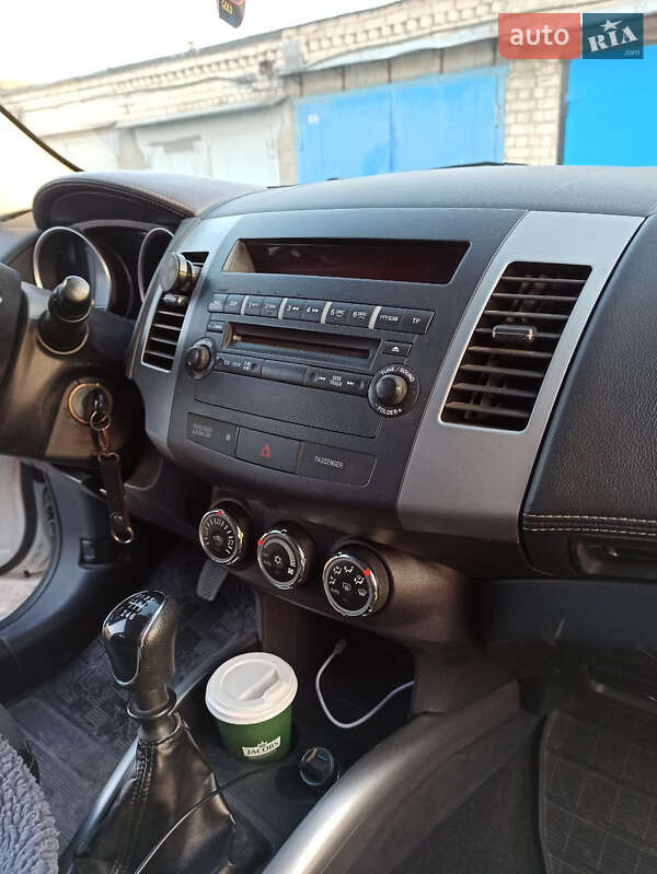 Внедорожник / Кроссовер Mitsubishi Outlander 2012 в Вольногорске