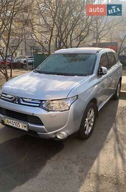 Позашляховик / Кросовер Mitsubishi Outlander 2014 в Києві