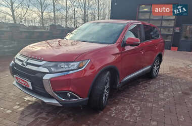 Внедорожник / Кроссовер Mitsubishi Outlander 2017 в 