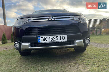 Внедорожник / Кроссовер Mitsubishi Outlander 2015 в 
