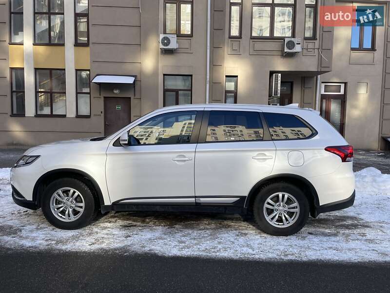 Позашляховик / Кросовер Mitsubishi Outlander 2020 в Києві