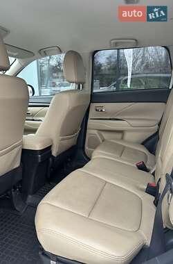 Внедорожник / Кроссовер Mitsubishi Outlander 2015 в 