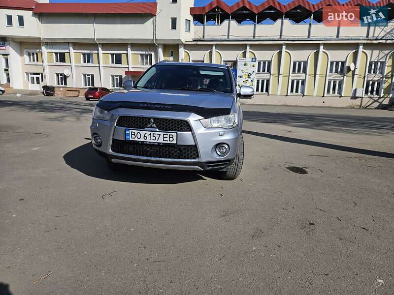 Внедорожник / Кроссовер Mitsubishi Outlander 2010 в 